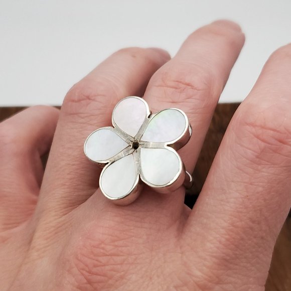Size 8.5 925 Sterling Silver Large Heavy White Shell Flower Ring - Picture 3 of 10